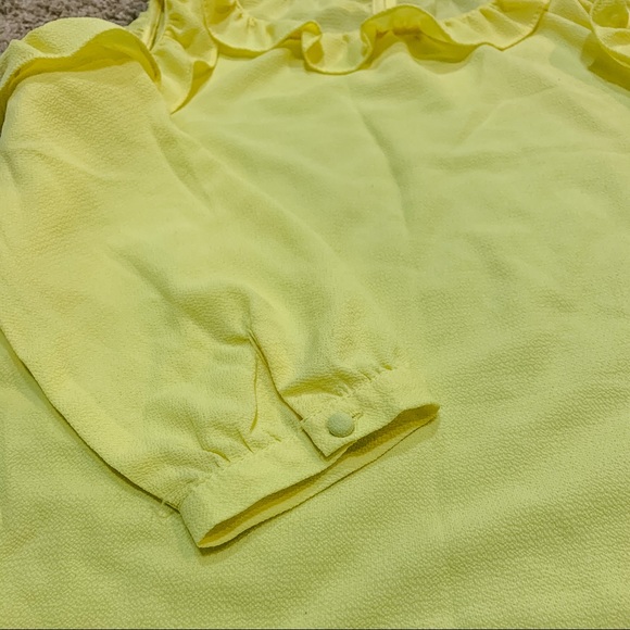 Shoulder Cutoff Ruffle Blouse - Picture 5 of 9